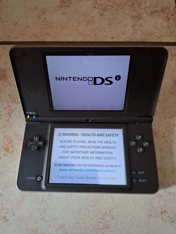 Nintendo DSi XL & 9 Games