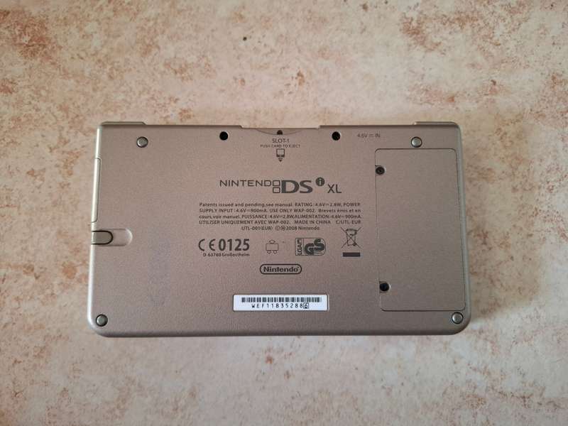 Nintendo DSi XL & 9 Games