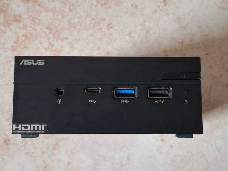 Asus PN40 Mini PC + Wireless Logitech Mouse + Logitech Webcam