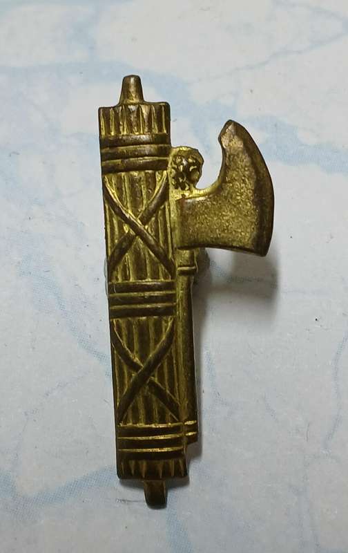 WW2/Colonial Era Italian Fascist Fasces Badge