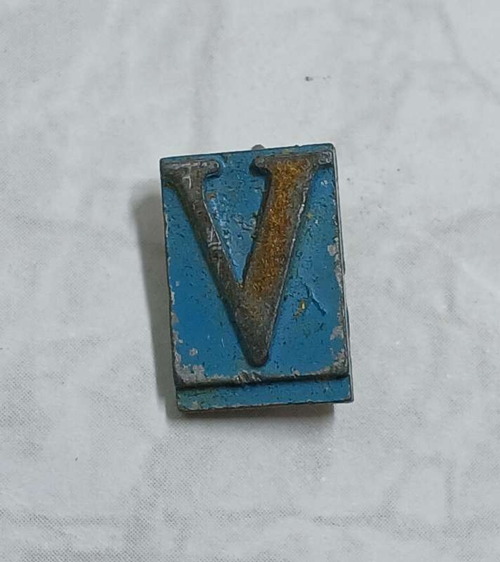 V - Victory Label Badge