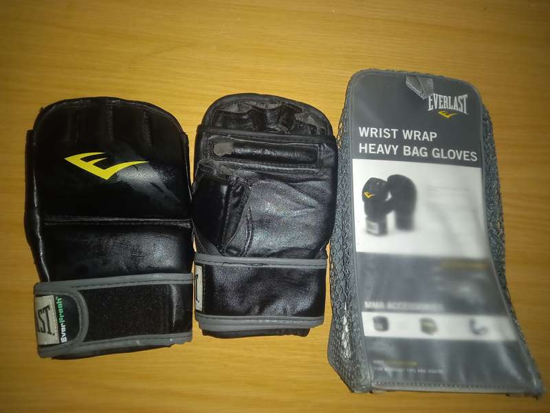 Everlast Wrist Wrap Heavy Bag Gloves