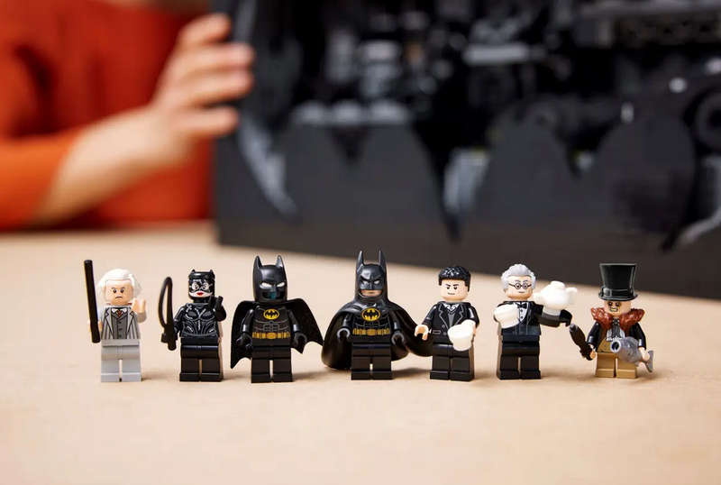 LEGO 76252 Batcave Shadow Box Collectors Grail