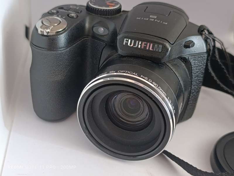 Fujifilm Finepix S2960 - 14MP - 18x Zoom - Digital Camera