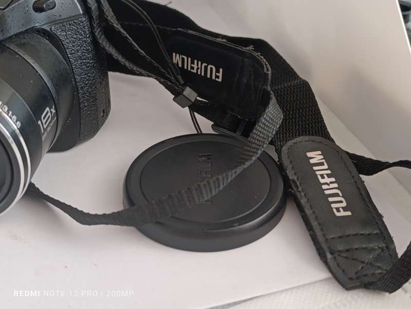 Fujifilm Finepix S2960 - 14MP - 18x Zoom - Digital Camera