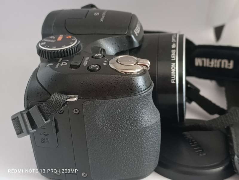 Fujifilm Finepix S2960 - 14MP - 18x Zoom - Digital Camera