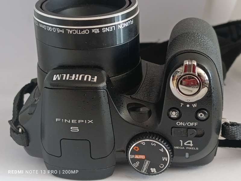 Fujifilm Finepix S2960 - 14MP - 18x Zoom - Digital Camera
