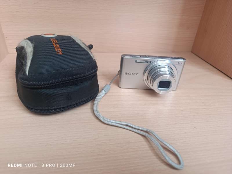 Sony Cyber-Shot DSC-W830 - 20.1MP - 8x Zoom - Digital Camera