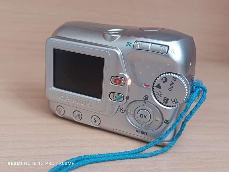 Olympus FE-100 - 4MP - 3x Zoom - Digital Camera