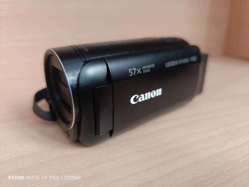 Canon Legria HF R806 - Full HD Camcorder