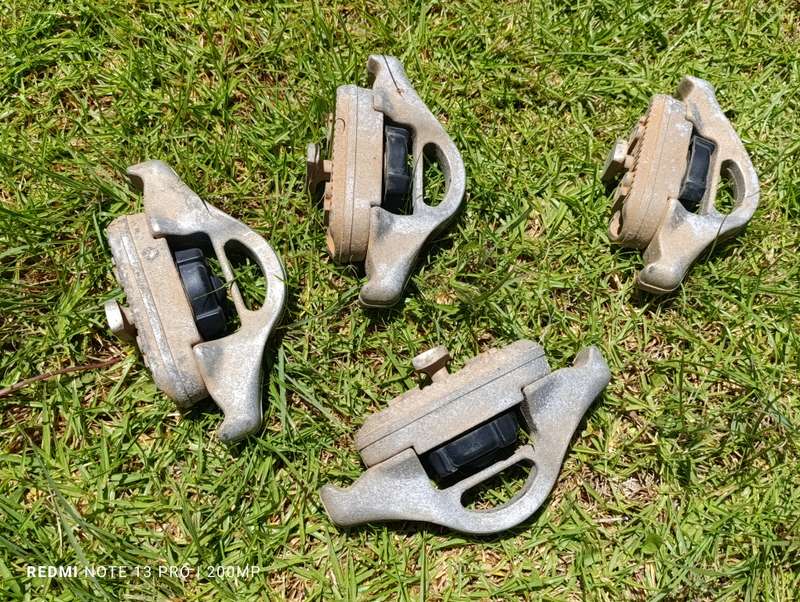 Nissan Navara D40 lockdown bin hooks