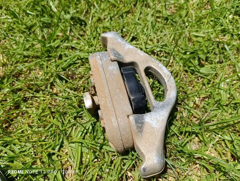 Nissan Navara D40 lockdown bin hooks