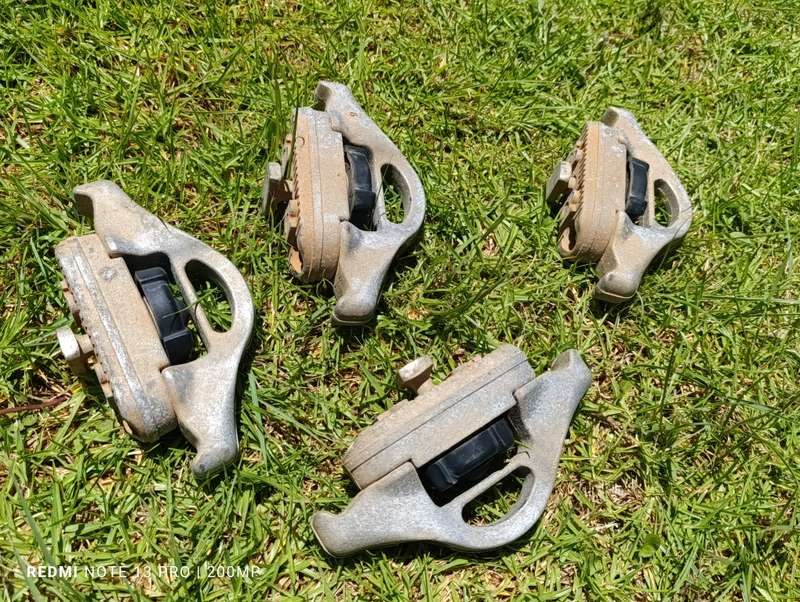 Nissan Navara D40 lockdown bin hooks
