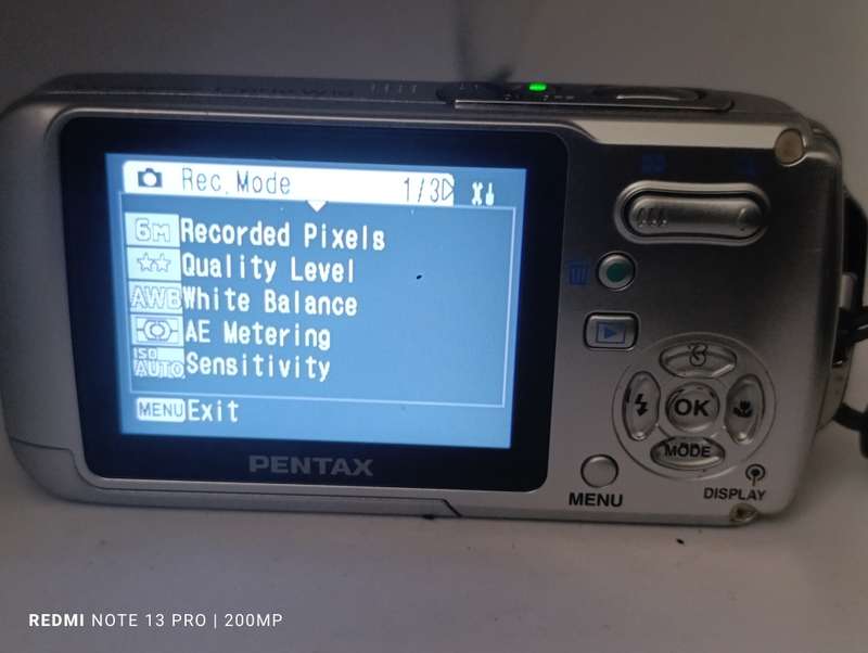 Optio W10 - Screen black when taking photos - sold as is