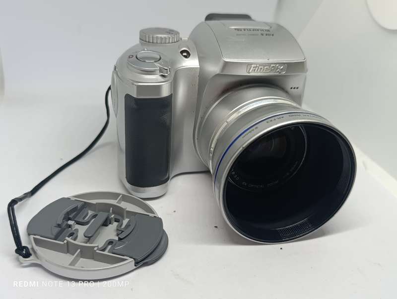Fujifilm Finepix S304 - 3.2MP - 6x Zoom - Digital Camera
