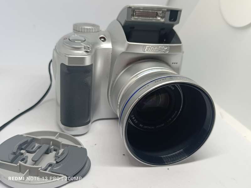 Fujifilm Finepix S304 - 3.2MP - 6x Zoom - Digital Camera