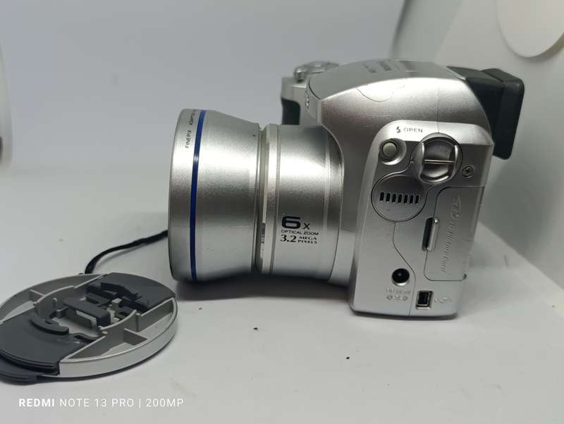 Fujifilm Finepix S304 - 3.2MP - 6x Zoom - Digital Camera