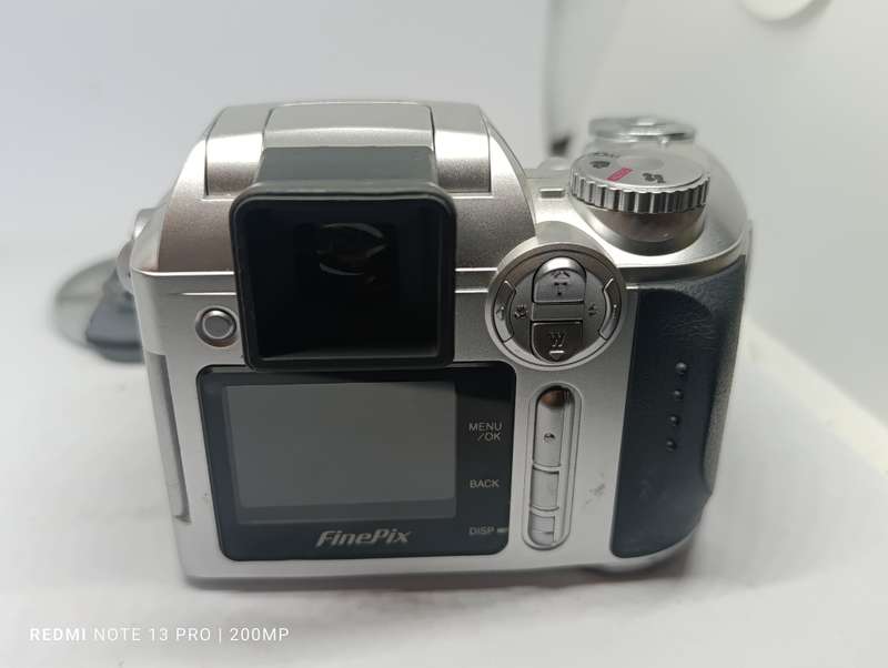 Fujifilm Finepix S304 - 3.2MP - 6x Zoom - Digital Camera