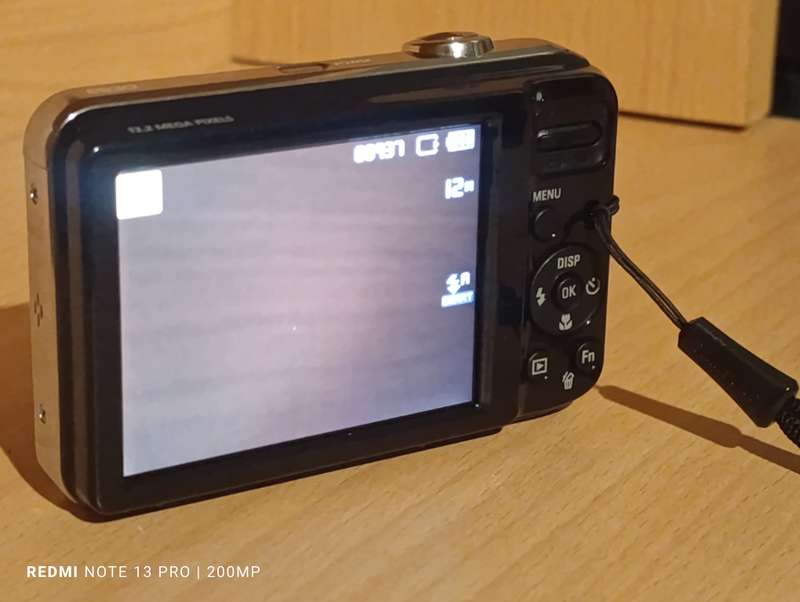 Samsung ES30 - 12.2MP - 5x Zoom - Digital Camera