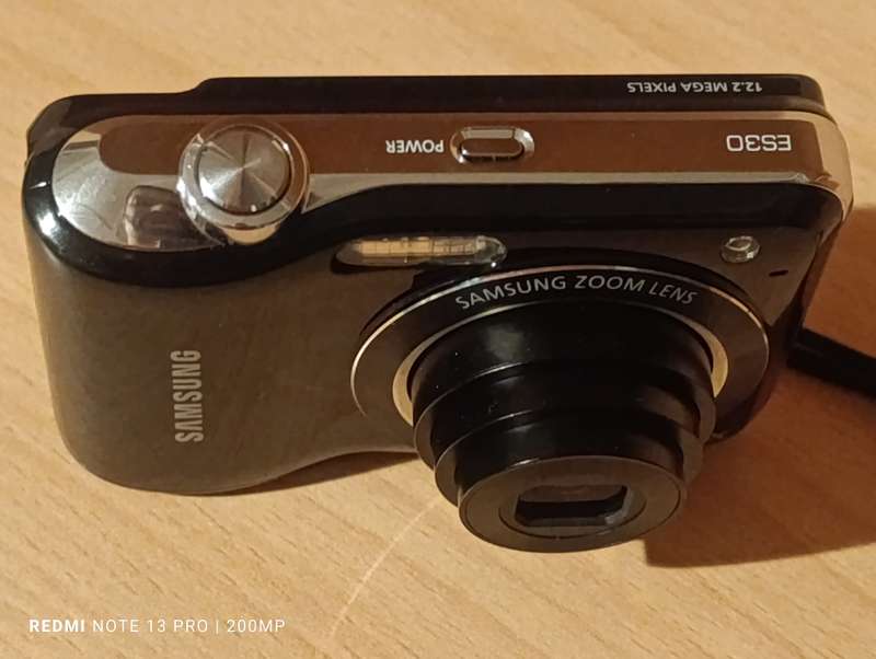Samsung ES30 - 12.2MP - 5x Zoom - Digital Camera