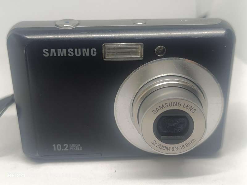 Samsung ES15 - 10.2MP - 3x Zoom - Digital Camera