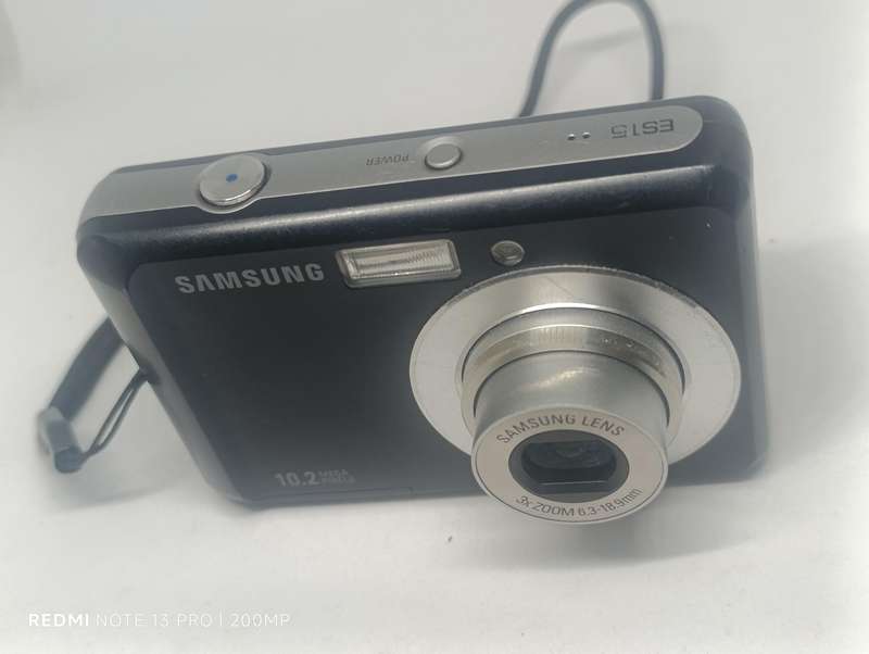 Samsung ES15 - 10.2MP - 3x Zoom - Digital Camera