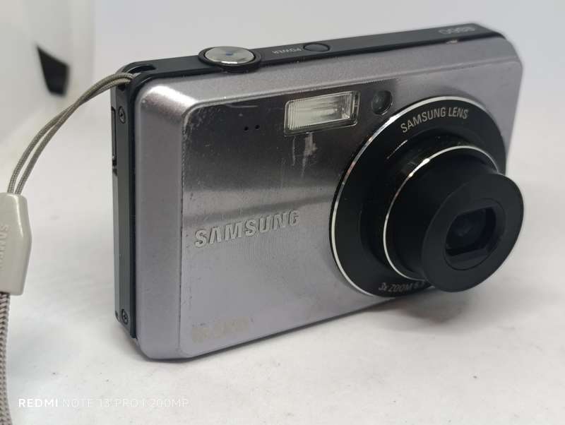 Samsung ES60 (flash not working ) - 12.2MP - 3x Zoom - Digital Camera