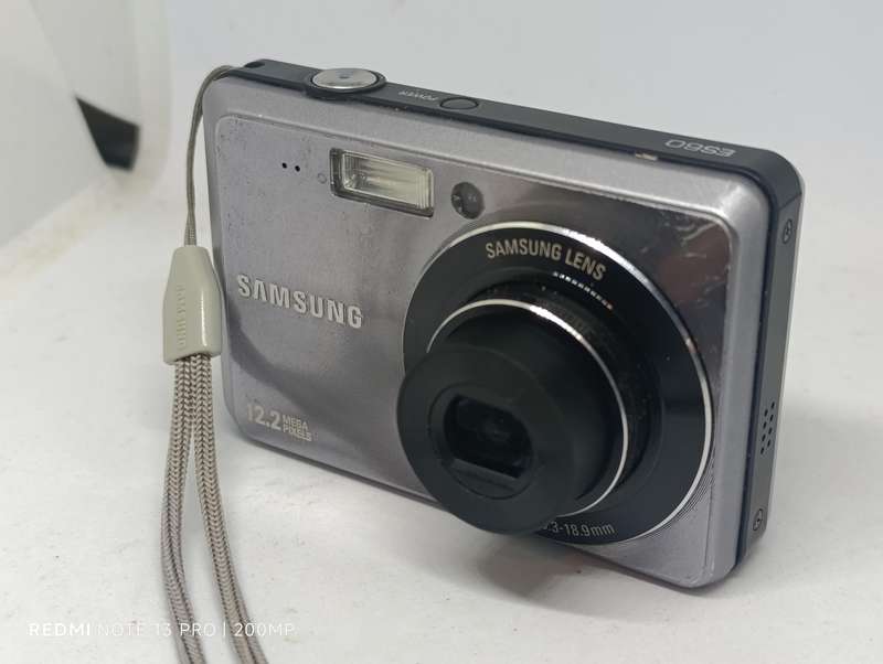 Samsung ES60 (flash not working ) - 12.2MP - 3x Zoom - Digital Camera