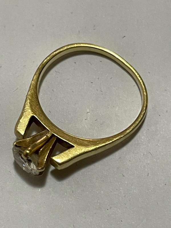 18kt Yellow gold solitaire diamond ring set, diamong 0.78cts