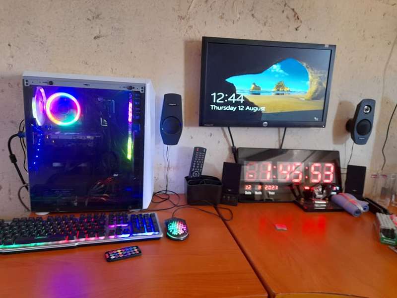 Armaggeddon Tritron Pro 300 ATX Gaming Case with 3x ARGB Fans WITH 22' INCH HP LCD SCREEN