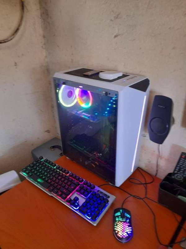 Armaggeddon Tritron Pro 300 ATX Gaming Case with 3x ARGB Fans WITH 22' INCH HP LCD SCREEN