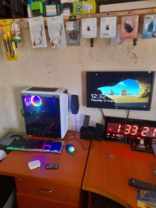 Armaggeddon Tritron Pro 300 ATX Gaming Case with 3x ARGB Fans WITH 22' INCH HP LCD SCREEN