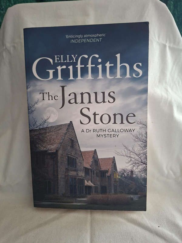 Elly Griffiths The Janus Stone