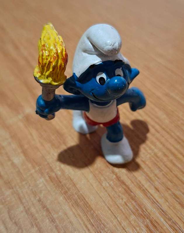 Smurf Olympic Tourchbearer