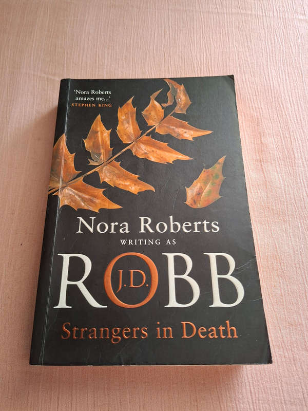J.D Robb Strangers in Death