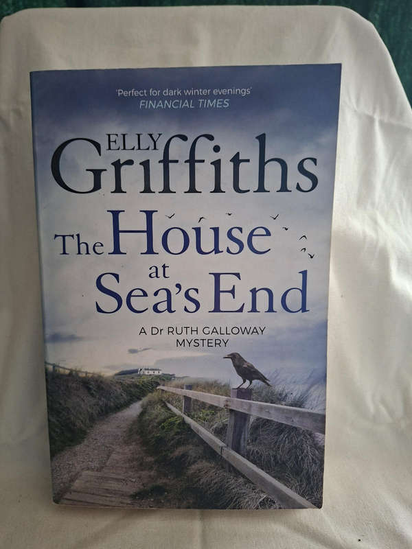 Elly Griffiths The House at Sea's End