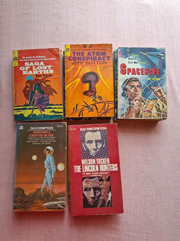 10 Assorted Ace Sci-fi Books