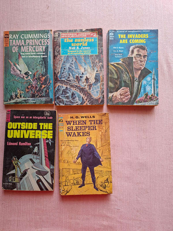 10 Assorted Ace Sci-fi Books