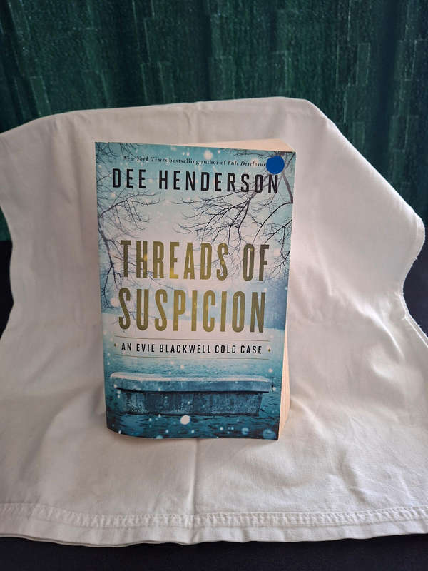 Dee Henderson Threads of Suspicion