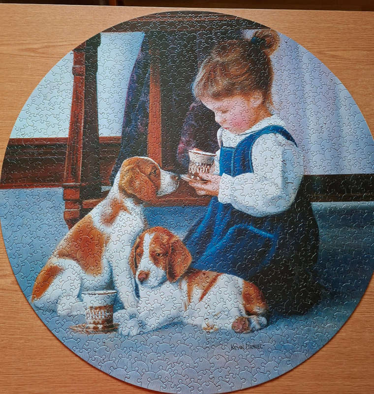 1000 Piece Round Puzzle Girl with Dogs