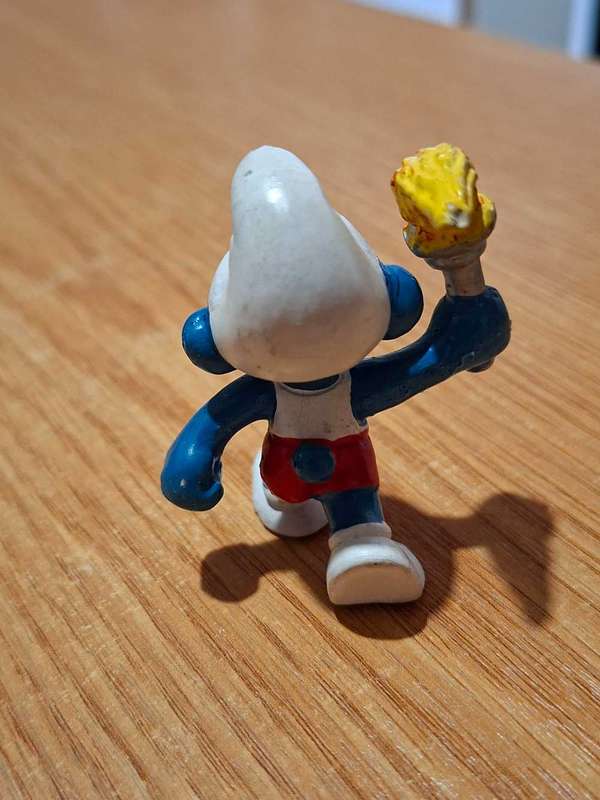Smurf Olympic Tourchbearer
