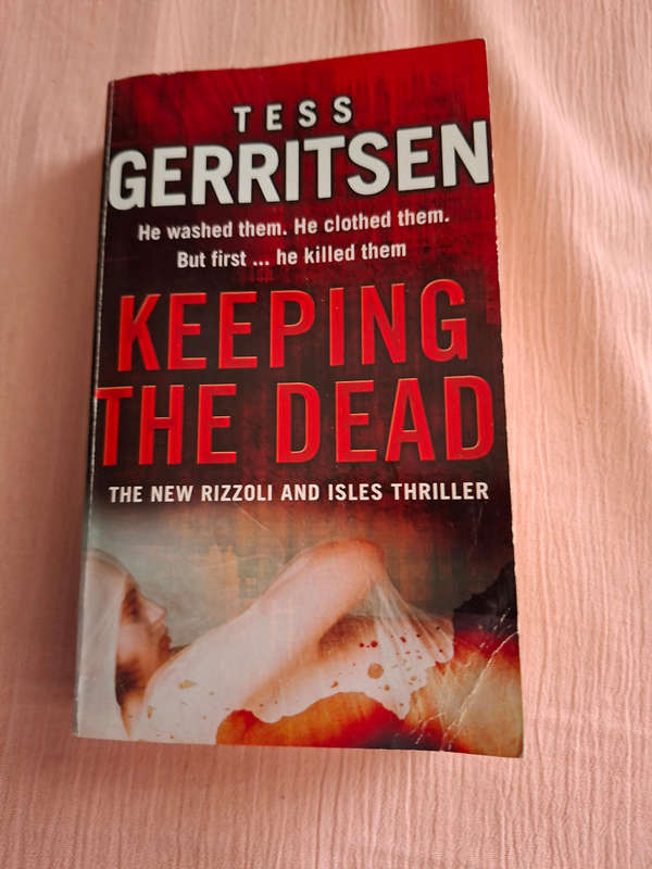 Tess Gerristen Keeping the Dead
