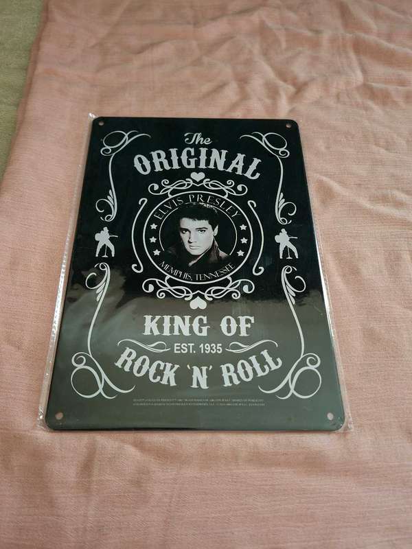 Elvis Presley 2 dvds, magazine and 2 plaques