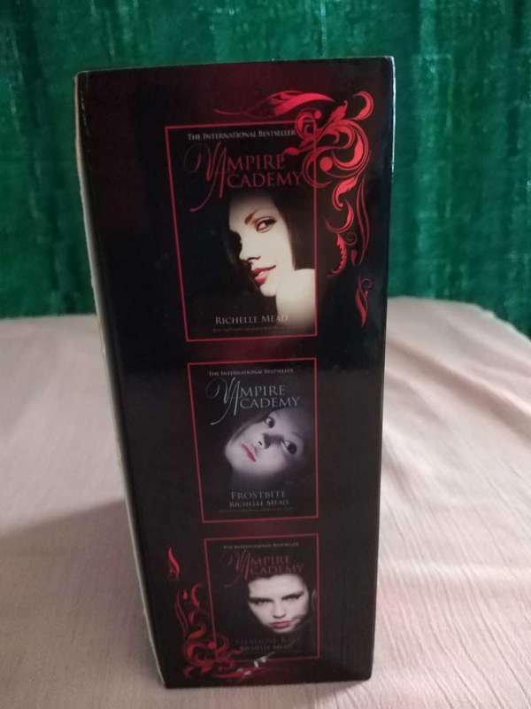Vampire Academy Collection box set of 3 Richelle Mead