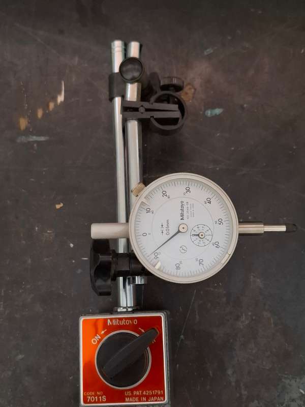 Dial Indicator 2046-08 c/w magnetic base 7011 S Mitutoyo