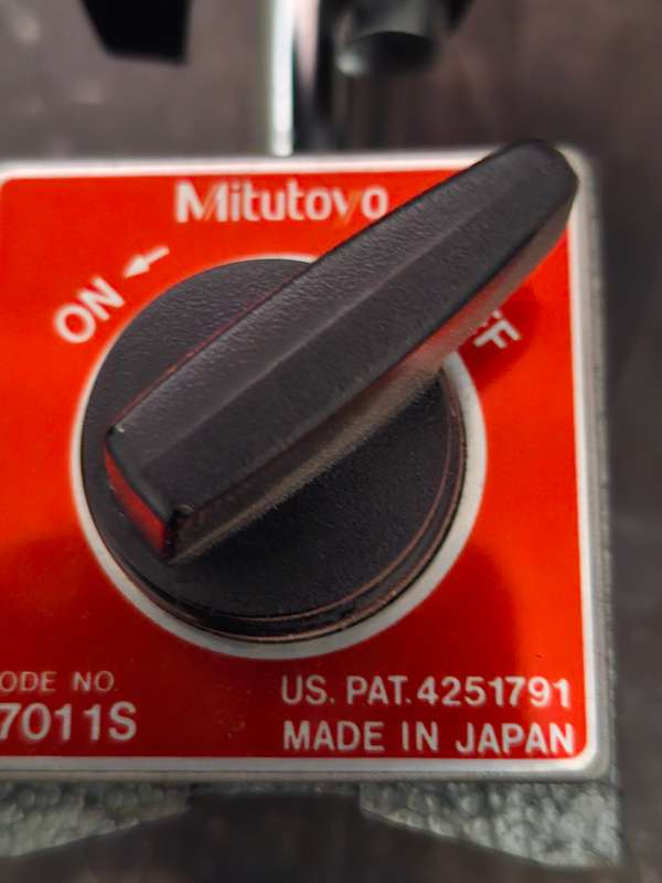 Dial Indicator 2046-08 c/w magnetic base 7011 S Mitutoyo