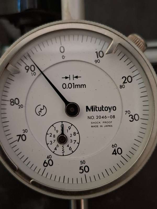 Dial Indicator 2046-08 c/w magnetic base 7011 S Mitutoyo