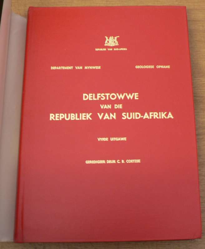 Die Delfstowwe van die republiek van Suid-Afrika deur verskeie medewerkers.