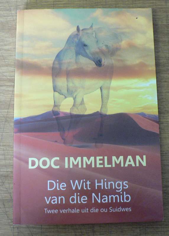 Die wit hings van die Namib deur Doc Immelman