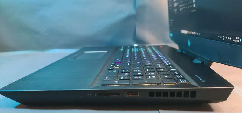 HP Omen 17 Core i9 9880H RTX 2080 (8GB) 150W 32GB Ram 512GB Nvme+1TB HDD